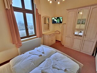 1. Schlafzimmer mit Blick auf die Ostsee