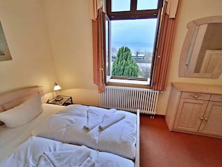 1. Schlafzimmer mit Blick auf die Ostsee