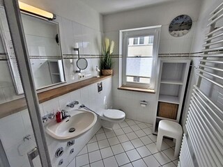 Tageslicht-Bad mit DU/WC