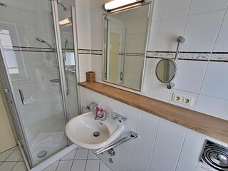 Tageslicht-Bad mit DU/WC