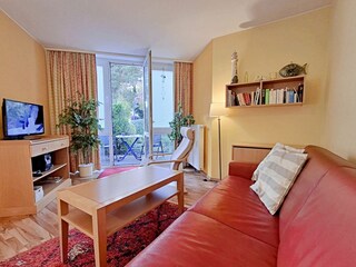 Wohnbereich mit Zugang zur Terrasse