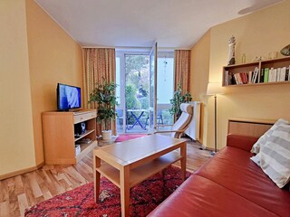 Wohnbereich mit Zugang zur Terrasse