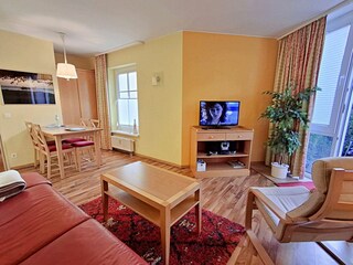 Wohnbereich mit Zugang zur Terrasse