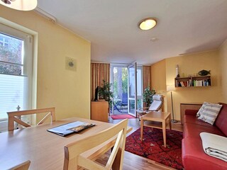 Wohnbereich mit Zugang zur Terrasse