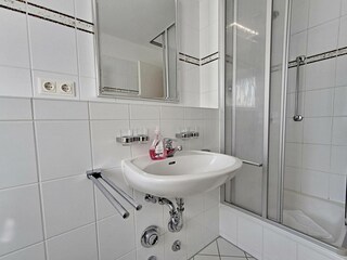 Tageslicht-Bad mit DU/WC
