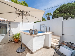 Patio mit Pool, Sonnenliegen, BBQ und Essbereich
