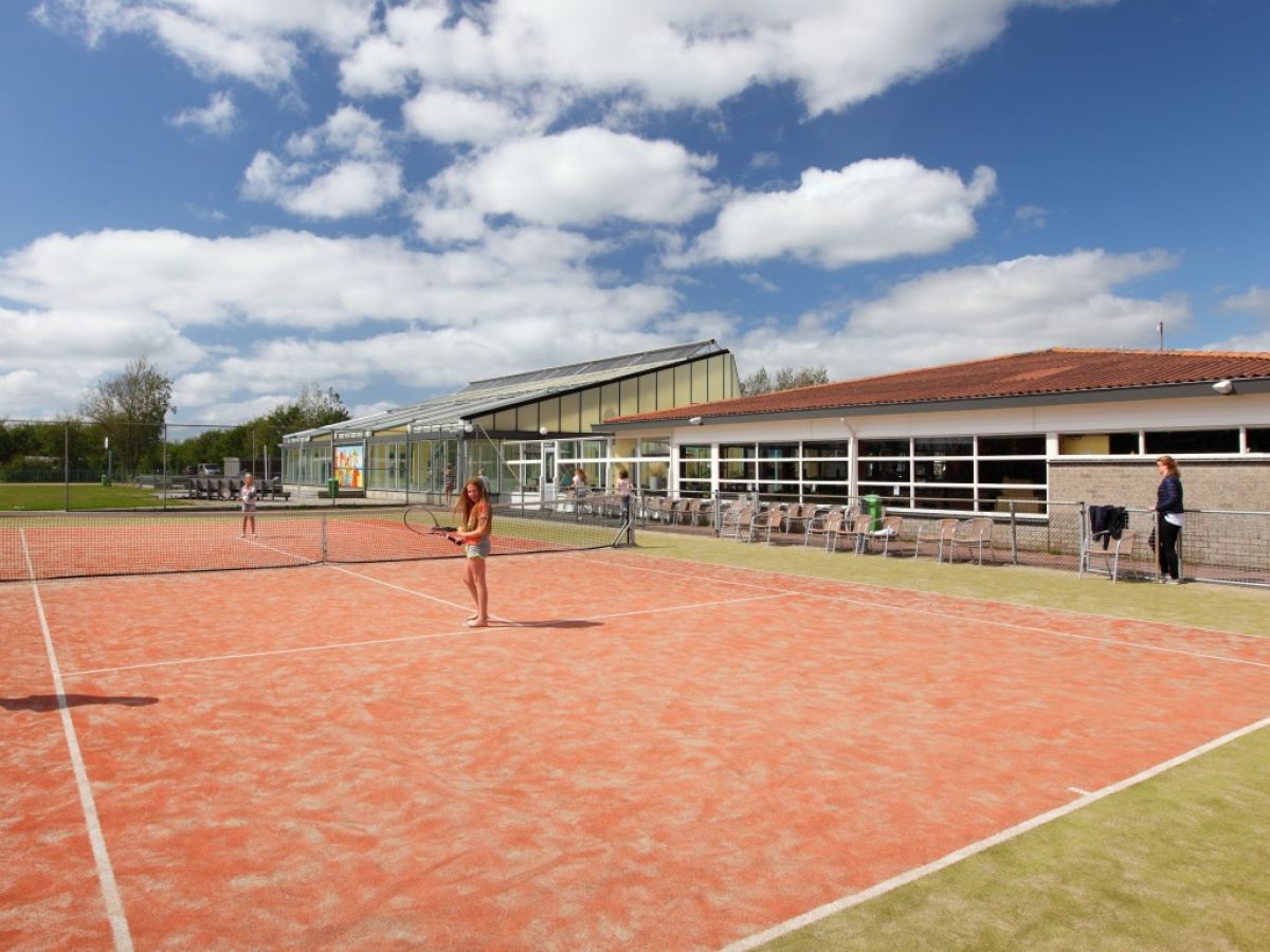 Zentralgebäude mit Tennisplatz