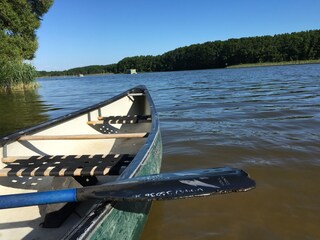 Der Müritzsee ist zum Kanufahren, Baden, Angeln perfekt