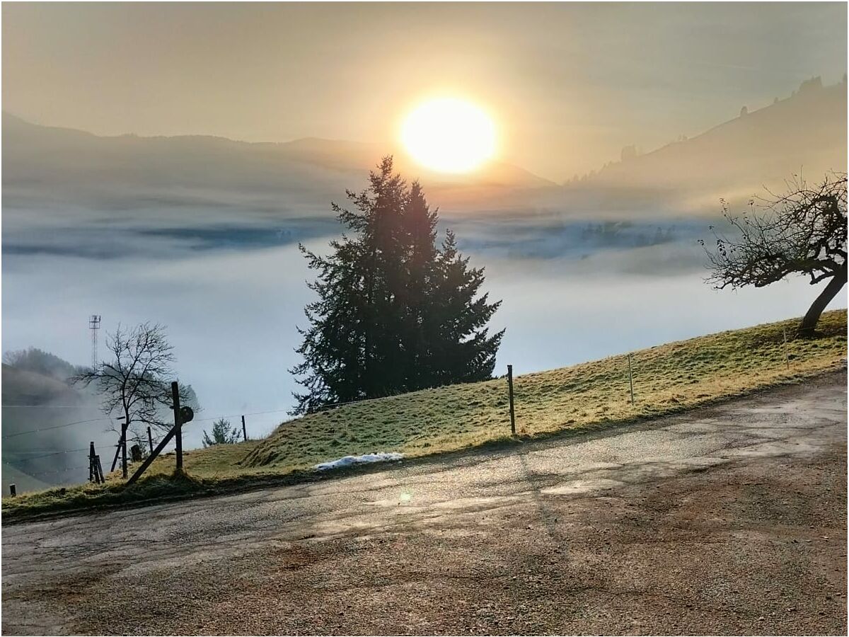 unser Hof immer über dem Nebel im Herbst