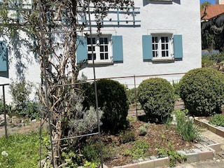 Südansicht Haus mit Kräutergarten