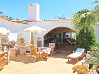 Terrassenbereich mit Esstisch und Liegen