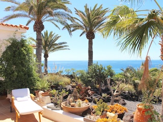 Terrassenbereich mit Garten- und  Meerblick