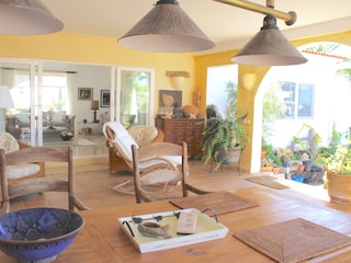 Terrassenbereich überdacht mit Esstisch und Sitzecke