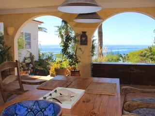 Überdachter Terrassenbereich mit Meerblick