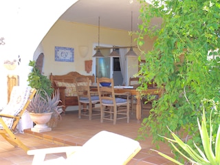 Terrassenbereich überdacht mit Esstisch