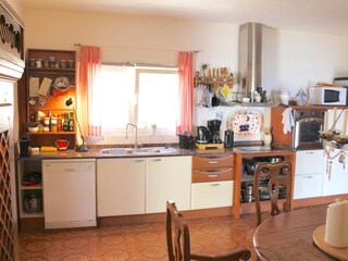 Große Küche mit Backofen und Spülmaschine