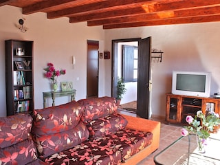Wohnzimmer mit Sitzecke und SAT-TV