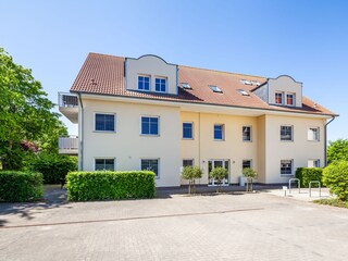 Außenansicht mit Parkplatz