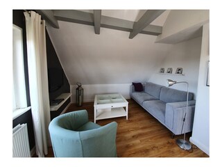 Das großzügige und modern eingerichtete Wohnzimmer[...]