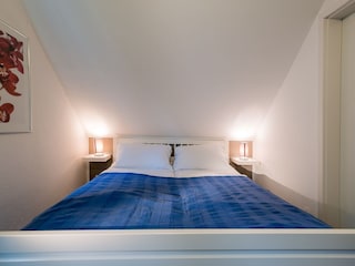 Das gemütliche Schlafzimmer mit Doppelbett...