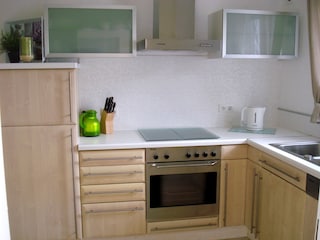 Küche m. Geschirrspüler, gr. Kühlschrank