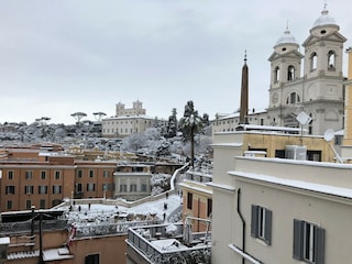 Terrassenblick auf Span. Treppe im Schnee