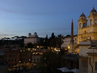 Terrassenblick auf Spanische Treppe am Abend