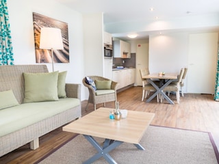 Wohnzimmer mit offene Küche mit Essbereich