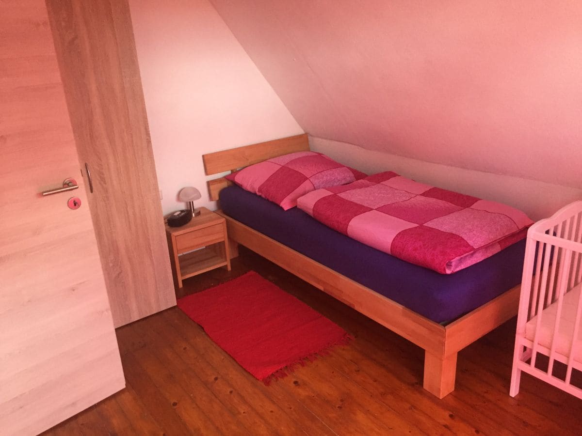 Schlafzimmer 2 Einzelbett und Babybett