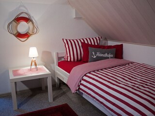 4. Schlafzimmer, Bett 0,90 x 2,00 m, mit Kicker