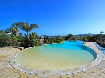 Villa Colossal