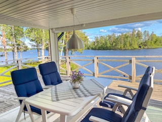 Die Terrasse mit Seeblick - hier mit offenen Türen