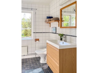 Bad mit Dusche, WC und Waschmaschine