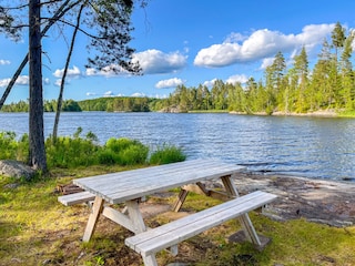 Sitzecke am See neben der Lagerfeuerstelle