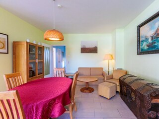 Wohnbereich mit Sofa und Sessel