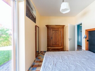 1. Schlafzimmer mit Doppelbett und Kleiderschrank