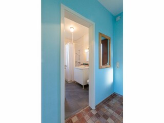 Flur mit Blick ins Badezimmer