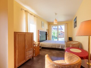 Wohn-/Schlafbereich mit Doppelbett