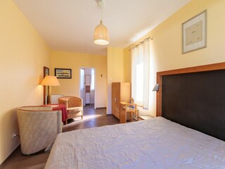 Wohn-/Schlafbereich mit Doppelbett und Sitzecke