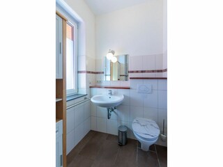 Badezimmer mit Dusche, WC und Waschbecken