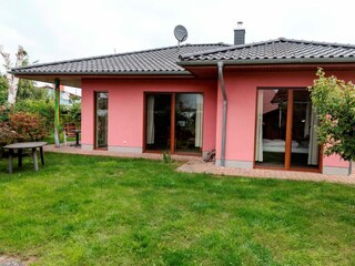 Blick auf die Rückseite mit Terrasse