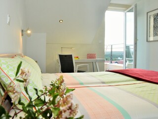 Schlafzimmer mit Zugang zur Panoramaterrasse