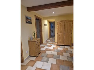 Flur mit Blick Richtung Badezimmer