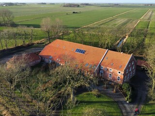 Vogelperspektive des Hofes mit Blick bis zur Küste