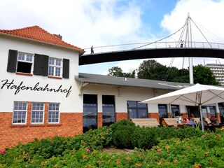 Hafencafe/Bäckerei mit Fußgängerbrücke im Hintergrund