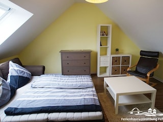 Schlafzimmer im DG mit ausgezogenem Schlafsofa