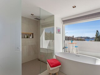 Master-Badezimmer mit Meerblick