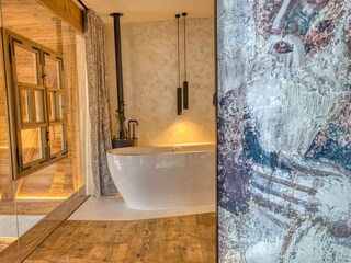 Badezimmer mit Wirlpool und anderen Besonderheiten