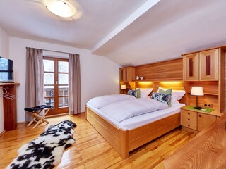Masterbedroom in Kirschholzausstattung und Balkonzugang