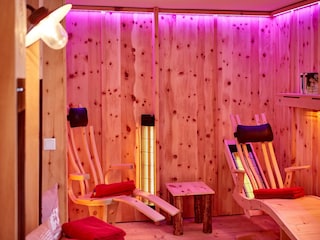 Arolla pine wellness-area with infrared heat lamps